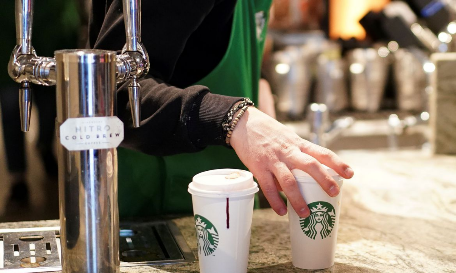 Cerca de 2.000 funcionários da Starbucks fazem greve em mais de 100 lojas nos EUA