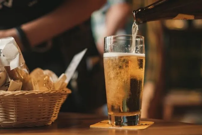 Cerveja e salgadinhos devem movimentar lojas e delivery na Copa, mostra estudo